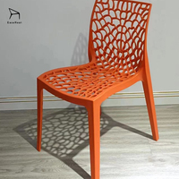 Chaises de salle à manger d'extérieur en plastique, creuses, colorées, légères et empilables, pour hôtels, jardins et protection UV - Vente en gros directe usine