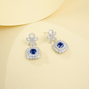 Boucles d'oreilles en argent 925 avec saphir bleu cultivé en laboratoire, design papillon ajouré, bords en dentelle, élégantes et gracieuses H - Product Image 2