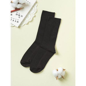 GGRN Bas en soie doux et respirant pour femmes, longueur genou, imprimé de fruits noirs, pour la saison printemps/été. - Product Image 1