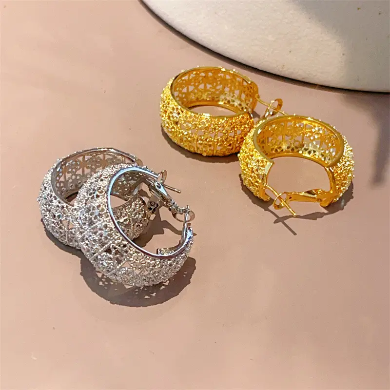 2023 nueva llegada diseño de joyería de moda 18K malla de oro C-anillo oreja hebilla pendientes tallados moda filigrana flor aro pendientes