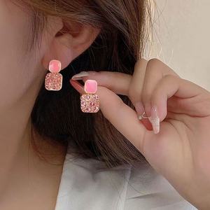 Boucles d'oreilles tendance pour femme, version coréenne haut de gamme, élégantes, avec pierres géométriques en forme de bloc, incrustées de diamants, motif carré peinture à l'huile et perle comme pierre principale - Product Image 1
