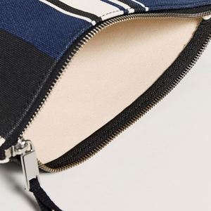 กระเป๋าเครื่องสำอางผ้าแคนวาสแบบกำหนดเองสำหรับผู้หญิง เป็นมิตรกับสิ่งแวดล้อม ใช้ซ้ำได้ มีซิปปิด พกพาสะดวก สำหรับจัดเก็บของใช้ในการเดินทาง ใช้งานได้จริง - Product Image 3