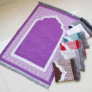 Elegante alfombra de oración de chenilla con nuevo diseño floral en forma de arco, lavable a máquina, tela de poliéster suave al tacto, para uso diario en mezquitas. - Product Image 1