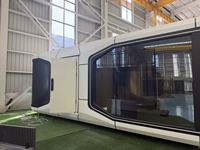 Maison Capsule Spatiale avec Balcon, Cabine Modulaire Préfabriquée, Unité de Vie Portable pour Glamping Scénique, Hébergement et Complexes de Vacances