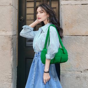 OEM sangle réglable petit mignon <span class=keywords><strong>vert</strong></span> Nylon matelassé sacs à bandoulière petit Puffer Crescent <span class=keywords><strong>sac</strong></span> à bandoulière pour les femmes - Product Image 2