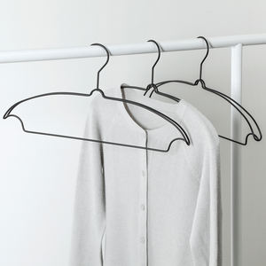 Cintres en métal noir antidérapants <span class=keywords><strong>de</strong></span> qualité supérieure, design double ligne élargi pour l'organisation du placard - Product Image 1