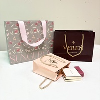 Sacs en papier promotionnels de luxe personnalisés en carton pour cadeaux, emballages de vente au détail, sacs en papier pour vêtements avec logo personnalisé et poignées