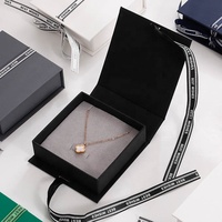 Boîte à bijoux en papier avec logo estampé à chaud, ruban, boîte à bijoux pour boucles d'oreilles, bracelet, collier, bague, boîte de rangement, boîte cadeau