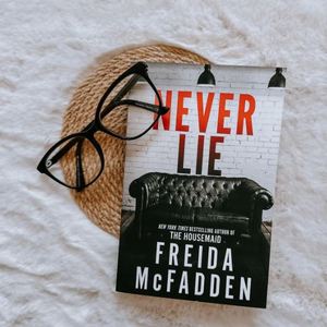 Achetez le livre Never Lie de Freida McFadden, un roman psychologique, un thriller, un mystère, un suspens, une fiction pour lecteurs adultes - Product Image 3