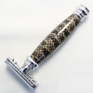 Maquinilla de afeitar de peluquero Afeitadora manual de seguridad de doble filo con mango largo Material de acero inoxidable - Product Image 1