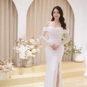 Robe de mariée longue à traîne brosse, épaules dénudées, en dentelle transparente ornée de perles florales et de sequins, avec dos lacé et détail illusion - Product Image 1