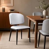 Chaise de salle à manger moderne rembourrée en gros avec assise gris clair et pieds en métal noir mat pour hôtels et appartements
