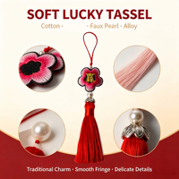 Ornement suspendu décoratif fait main ethnique porte-bonheur avec broderie florale, pompon rouge et perles d'alliage imitation perle, idéal comme cadeau