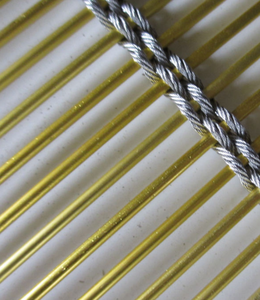 Grillage <span class=keywords><strong>métallique</strong></span> architectural tressé bicolore en fil d'acier inoxydable de qualité supérieure et barres dorées, certifié, pour écran décoratif pliable - Product Image 4