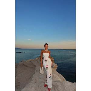 Robe de bal blanche Onella pour femme, motif rose, taille empire, fleur, pour soirées et occasions formelles, disponible en XS, longueur genou - Product Image 6