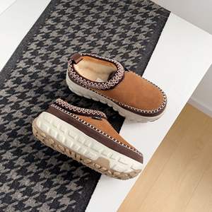 Chaussons d'hiver d'extérieur antidérapants et chauds pour couple, bottes de neige en coton, chaussures à grammage élevé, quatre couleurs au choix, vente en gros d'usine - Product Image 2