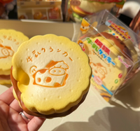 Moozy Muki Pupu Biscuit Sandwich Vache Laitière Moelleux et Souple, Jouet Anti-Stress à Presser pour Collection et Cadeau