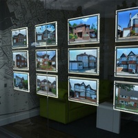 Vitrine LED suspendue au plafond pour agents immobiliers A4, boîte à lumière en cristal pour affichage de photos