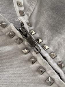 Set Personalizzato di Abbigliamento Streetwear: Felpa con Cappuccio Pesante con Strass e Cerniera con Rivetti, Pantaloni Larghi a Gamba Ampia - Product Image 5