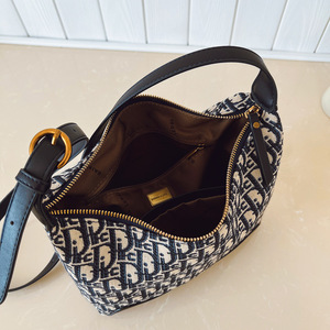 Sac cabas pour femme de style vintage. Fabriqué en matériau PU de haute qualité. Avec un design à motifs géométriques. - Product Image 2
