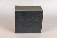 Boîte cadeau minimaliste en carton noir mat personnalisée avec estampage doré pour bijoux