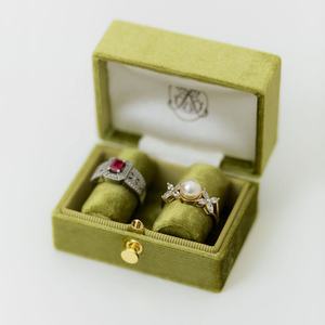 Portagioie personalizzato in velluto di seta verde Vintage di lusso due rotoli di velluto all'interno di proposte di velluto scatola per fedi nuziali per 2 anelli - Product Image 1