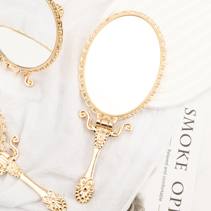 Miroir de courtoisie de luxe doré de style victorien avec poignée pliable, support de table, accent abeille 3D, dos en cuir crème, marque privée - Product Image 3
