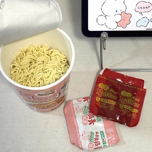 Fideos Instantáneos en Vaso con Sabor a Pollo Picante y Bacon Cremoso para Comidas Rápidas y Sabrosas - Product Image 4