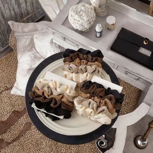 Vente en gros de bandeaux pour cheveux en satin personnalisés, élégants, style Scrunchie, style 'French Girl', luxe léger, 8 cm, pour femmes, accessoires de mariage - Product Image 3