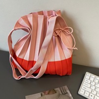 Großhandel Neues Design Gestrickte Offene Schultertasche Koreanischer Bohemian-Stil Faltbare Tragetasche Mädchen Große Plissierte Wasserdichte Tragbare Handtasche