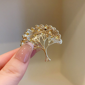Broche de Aleación con Diseño de Árbol de la Vida, Lujoso y Encantador, para Mujer, con Circonita Cúbica Brillante Color Champán, Joyería de Moda para Banquete o Boda, Regalo - Product Image 4