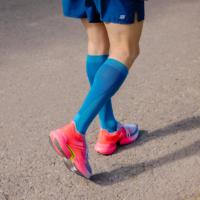 Chaussettes de compression ultralégères personnalisées OEM 20-30 mmHg, sans ampoules, pour la course à pied et les sports de performance