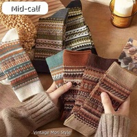 Chaussettes mi-mollet vintage bohèmes ethniques, chaussettes chaudes en tons terreux, palette de brun caramel, chaussettes d'hiver