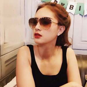 Gafas de Sol de Moda con Logotipo Personalizado de Lujo al por Mayor, Gafas de Sol Extra Grandes para Mujer, Protección UV400, Gafas de Sol con Remaches Metálicos para Mujer - Product Image 4