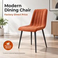 Chaise de salle à manger moderne marron rembourrée avec dossier et assise capitonnés à cannelures verticales, pieds en métal noir pour la maison, les restaurants et les hôtels