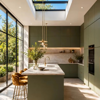 Cuisine minimaliste modulaire avec armoires à panneaux plats verts, portes affleurantes personnalisées, bande lumineuse LED et crédence en marbre artificiel