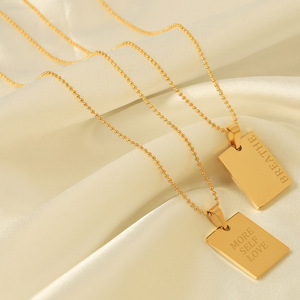 จี้ห้อยคอสแตนเลสสตีลรูปทรงสี่เหลี่ยมสีทอง สลักอักษรตามสั่ง ทำเองได้ - Product Image 4