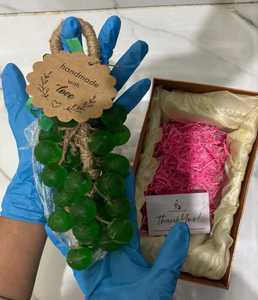 Jabón Herbal Blanqueador y Antiacné Premium Hecho a Mano con Neem, Cúrcuma y Aceite de Árbol de Té para Piel de Adultos - Product Image 5