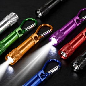 ไฟฉาย LED ขนาดเล็กพร้อมพวงกุญแจคาราบิเนอร์ ใช้แบตเตอรี่ AAA แสงสีขาว สำหรับการเดินป่า ตั้งแคมป์ และใช้งานกลางแจ้ง - Product Image 2