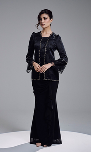 Ensemble formel musulman de luxe en dentelle jacquard 3/1, comprenant un cardigan ouvert à manches bouffantes et bordure dorée, et une jupe longue sirène drapée à volants - Product Image 2