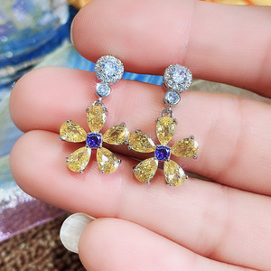 Orecchini pendenti 3D a forma di girasole con pavé di pietre scintillanti, eleganti gioielli da donna. - Product Image 1