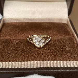 プロ仕様のカスタマイズされたIGI認定CVDラボグロウンダイヤモンド婚約指輪 1カラット VVS 14K/18K純金ペアカット クラシック女性用 - Product Image 3