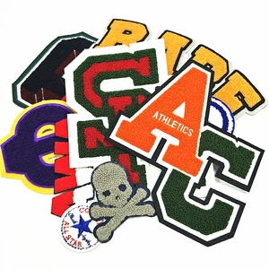 Toppe Ricamate 3D in Ciniglia Personalizzabili con <span class=keywords><strong>Lettere</strong></span> Universitarie, Stile da Cucire su Tessuto PU per Giacche - Product Image 1