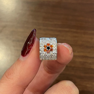 Orecchini a cerchio floreali per donna, design a fiore scintillante, gioielli eleganti e alla moda per le orecchie - Product Image 4