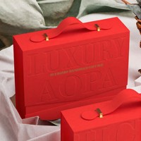 Boîte cadeau rigide rouge personnalisée en papier recyclable avec estampage à chaud doré, revêtement UV, doublure en éponge et fermeture magnétique, ensemble cadeau sac à main