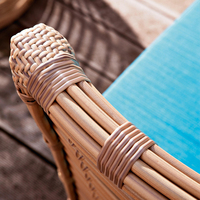 Modernes Outdoor-Balkon-Sofa garnitur im Landhausstil mit kleinem Tisch und Rattan stühlen für Gartenmöbel im Villa Studio Courtyard