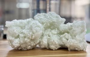 Fibra siliconada hueca conjugada de poliéster reciclado 15D 64mm HCS, materia prima ecológica para artículos de cama - Product Image 3