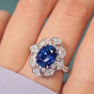 Anello Cocktail Q926 con Fiore in Oro Massiccio 18K, Zaffiro Taglio Ovale, Incastonatura a Pavé, Anello di Fidanzamento per Donna - Product Image 3
