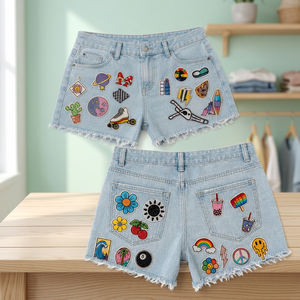 Shorts en jean taille haute pour femme avec appliqués colorés, ourlet effiloché, style décontracté, bleu clair - Product Image 4