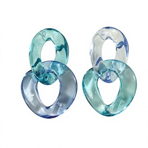 Boucles d'oreilles en résine colorées pour femmes – Boucles d'oreilles de créateur faites à la main avec motifs uniques, accessoires de bijouterie légers - Product Image 3